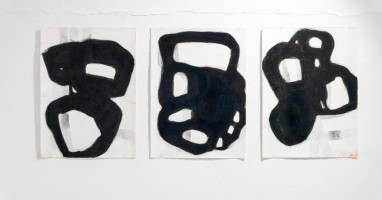 Ohne Titel (Chiffren), Mischtechnik auf B&uuml;tten, je ca. 76x56cm, 2025 (Foto: Stephan Kube)